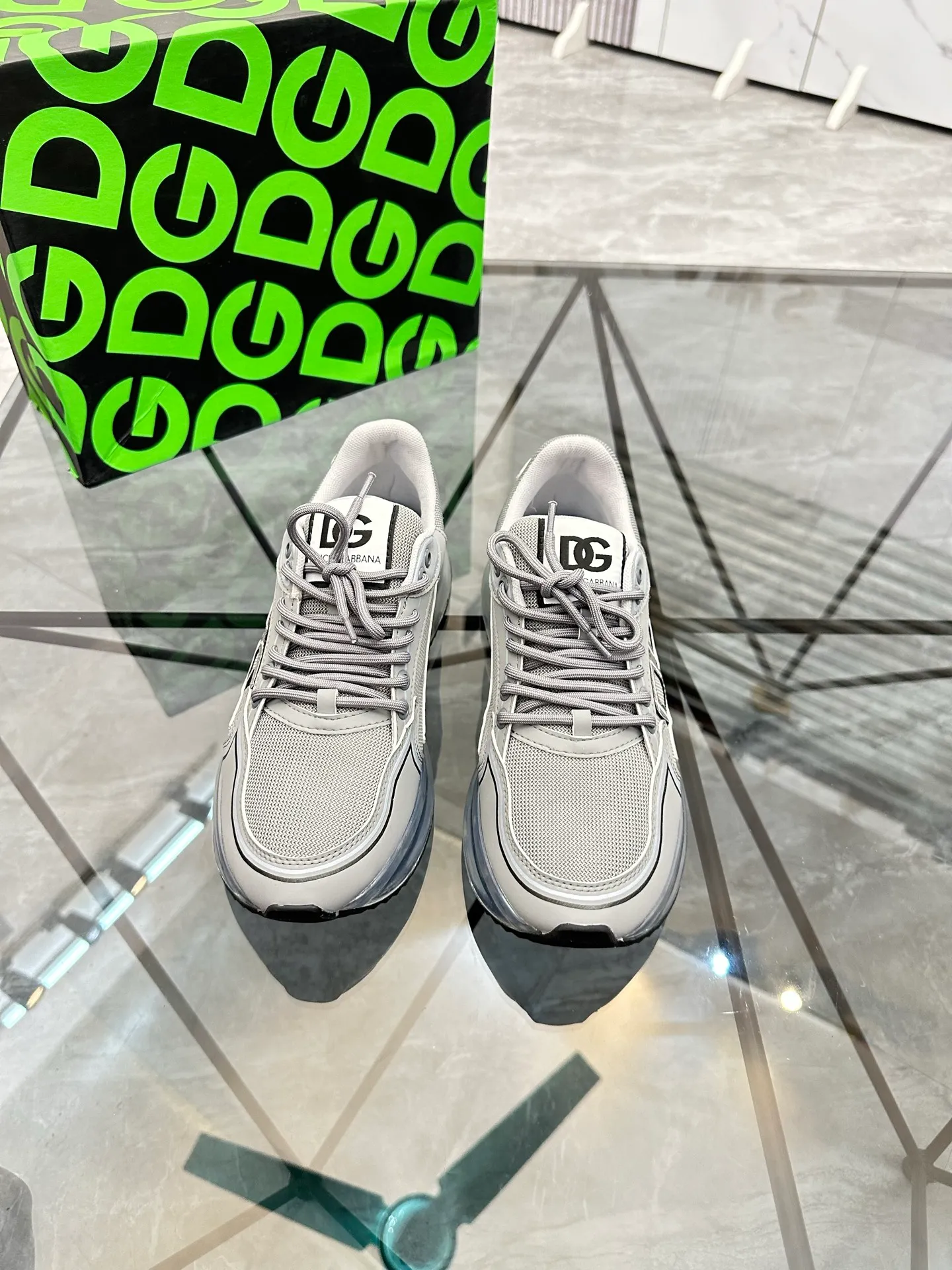 Men's shoes: 💰P500¥ Product trademark: DG "Dolce & Gabbana" low-top casual shoes Regular size: 35-44 (45.46 can be customized) Couple style Product materials: Upper imported cowhide stitching original material, breathable lining, original outsole. Number: 803